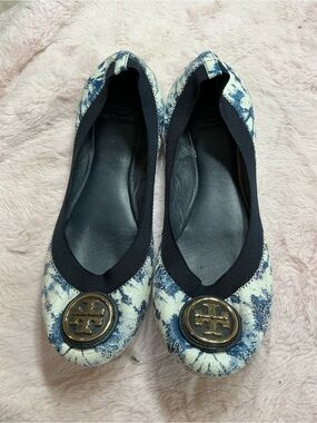 Tory Burch Navy & White Tie-Dye Reva Ballet Flats with Gold Logo b51
